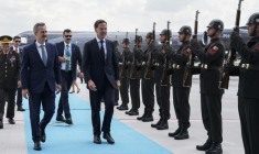 Le secrétaire général de l'Otan Mark Rutte (au centre) arrive à Ankara pour le sommet de l'Otan, le 6 juillet 2026 ( POOL / Osmancan Gürdoğan )