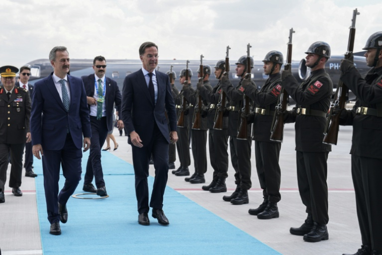 Le secrétaire général de l'Otan Mark Rutte (au centre) arrive à Ankara pour le sommet de l'Otan, le 6 juillet 2026 ( POOL / Osmancan Gürdoğan )