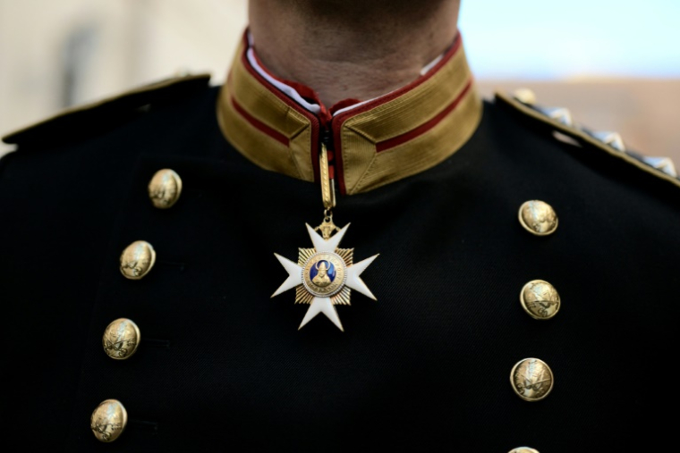 Le capitaine Lorenz Keusch pose avec l'uniforme de cérémonie mis à jour de la Garde suisse pontificale au Vatican le 2 octobre 2025 ( AFP / Tiziana FABI )