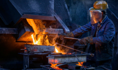 Un ouvrier verse une barre d'alliage de cuivre dans un four de fusion à l'usine de tubes MPG (Mendener Präzisionsrohr GmbH) à Menden, dans l'ouest de l'Allemagne, le 18 juin 2026 ( AFP / SASCHA SCHUERMANN )