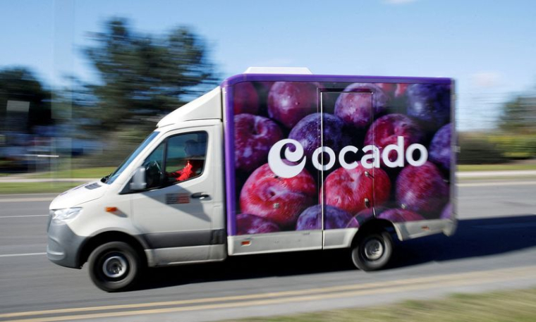 Une camionnette de livraison d'Ocado à Hatfield