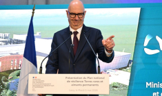 Le ministre de l'Économie et des Finances, Roland Lescure, lors d'une visite du site de l'usine Caremag, spécialisée dans le raffinage de terres rares et le recyclage d'aimants dits permanents, à Lacq, le 5 mai 2026 dans les Pyrénées-Atlantiques ( AFP / Gaizka IROZ )