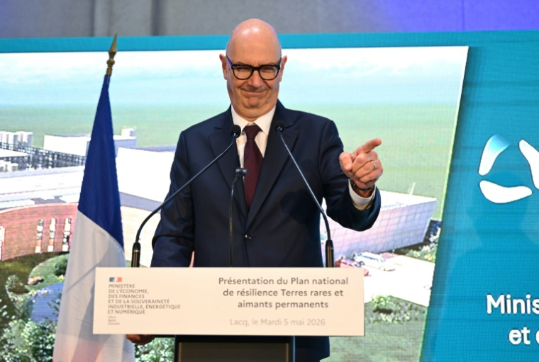 Le ministre de l'Économie et des Finances, Roland Lescure, lors d'une visite du site de l'usine Caremag, spécialisée dans le raffinage de terres rares et le recyclage d'aimants dits permanents, à Lacq, le 5 mai 2026 dans les Pyrénées-Atlantiques ( AFP / Gaizka IROZ )