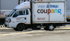 Un camion de livraison du géant sud-coréen du commerce en ligne Coupang, le 9 décembre 2025 à Séoul ( AFP / ANTHONY WALLACE )