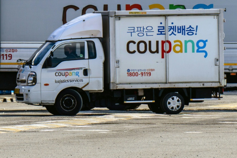 Un camion de livraison du géant sud-coréen du commerce en ligne Coupang, le 9 décembre 2025 à Séoul ( AFP / ANTHONY WALLACE )