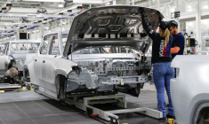 Une chaîne de montage de la startup Rivian Automotive à Normal, Illinois, États-Unis
