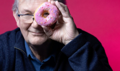 Le photographe britannique Martin Parr, le 31 octobre 2025 à Paris ( AFP / JOEL SAGET )