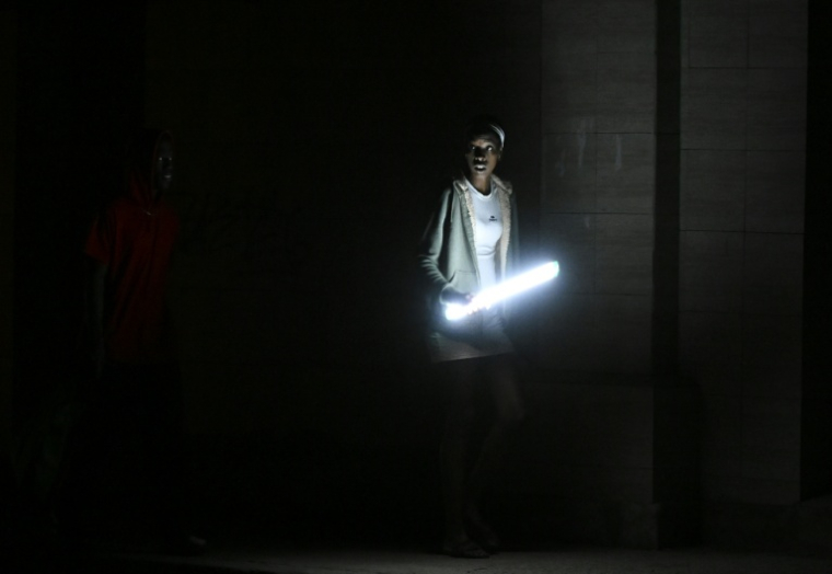 Dans une rue sans électricité de La Havane, le 21 mars 2026 ( AFP / Yamil LAGE )