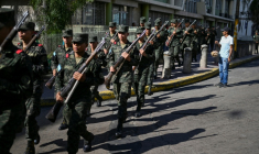 Des militaires du Honduras arrivent au Congrès à Tegucigalpa le 26 janvier 2026 en amont de l'investiture du président Nasry Asfura ( AFP / JOHAN ORDONEZ )