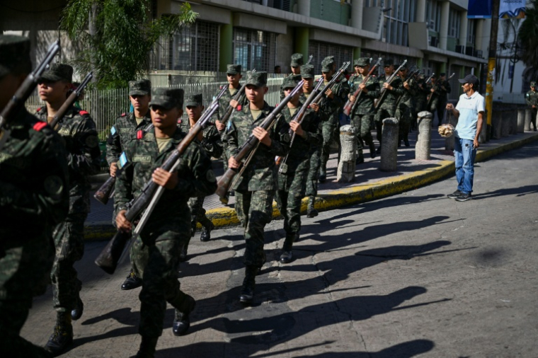 Des militaires du Honduras arrivent au Congrès à Tegucigalpa le 26 janvier 2026 en amont de l'investiture du président Nasry Asfura ( AFP / JOHAN ORDONEZ )