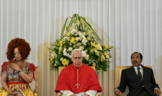 Le pape Léon XIV (C) rencontre le président du Cameroun Paul Biya (R) et la Première dame du Cameroun Chantal Biya (L) au Palais présidentiel de Yaoundé, le troisième jour d'un voyage apostolique de 11 jours en Afrique, le 15 avril 2026. ( AFP / Alberto PIZZOLI )