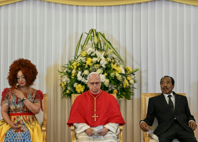 Le pape Léon XIV (C) rencontre le président du Cameroun Paul Biya (R) et la Première dame du Cameroun Chantal Biya (L) au Palais présidentiel de Yaoundé, le troisième jour d'un voyage apostolique de 11 jours en Afrique, le 15 avril 2026. ( AFP / Alberto PIZZOLI )