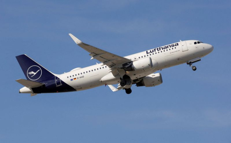 Un Airbus A320-214 de la compagnie aérienne Lufthansa décolle de l'aéroport de Malaga-Costa del Sol, à Malaga