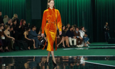 Une mannequin présente une création de la collection automne-hiver 2025/2026 de Gucci