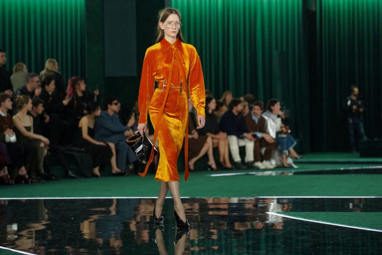 Une mannequin présente une création de la collection automne-hiver 2025/2026 de Gucci