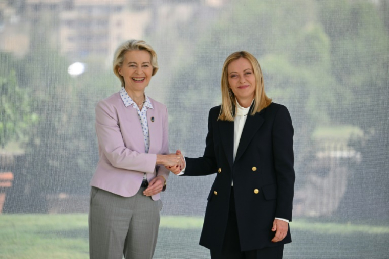 La Première ministre italienne Giorgia Meloni (d) et la présidente de la Commission européenne, Ursula von der Leyen, lors du sommet "Le Plan Mattei pour l'Afrique et la Global Gateway : un effort commun avec le continent africain", à la Villa Doria Pamphilj à Rome, le 20 juin 2025 ( AFP / Alberto PIZZOLI )