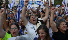 Les Israéliens font éclater leur joie avant la libération imminente des otages encore retenus à Gaza sur la place des otages à Tel Aviv, le 13 octobre 2025 ( AFP / AHMAD GHARABLI )
