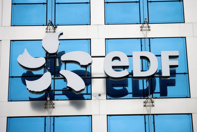 Logo d'EDF sur la façade de son siège social à Paris
