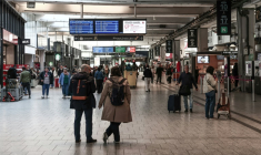 Des passagers à la gare Paris-Montparnasse, le 6 mai 2025 ( AFP / Thibaud MORITZ )