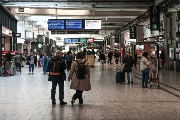 Des passagers à la gare Paris-Montparnasse, le 6 mai 2025 ( AFP / Thibaud MORITZ )