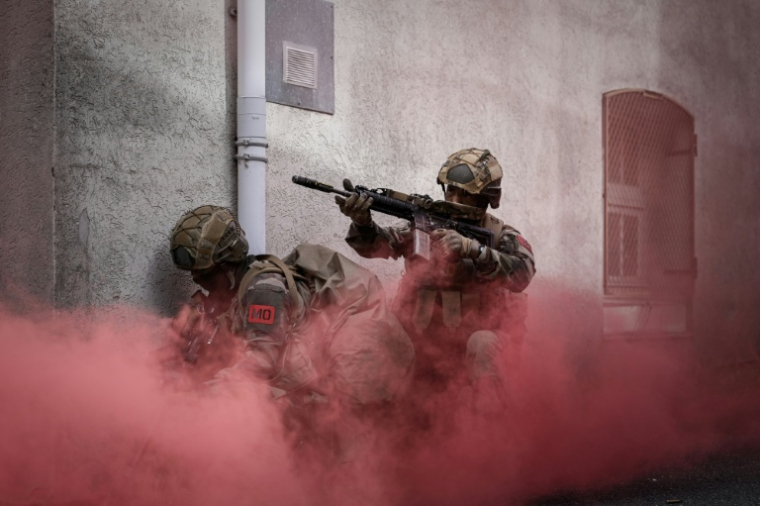 Des membres du 2e régiment étranger de parachutistes (2e REP) de la Légion étrangère participent à l'exercice LIBECCIU 2026 à La Souterraine, en Creuse, le 14 mai 2026 ( AFP / Philippe LOPEZ )