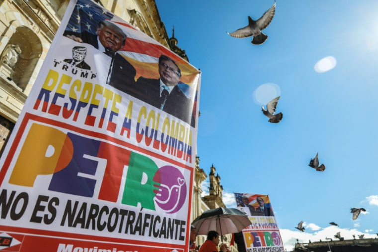 Une affiche "Trump, respecte la Colombie, Petro n'est pas un trafiquant de drogue" lors d'un rassemblement à l'appel du président colombien Gustavo Petro à Bogota, le 24 octobre 2025 ( AFP / John Vizcaino )