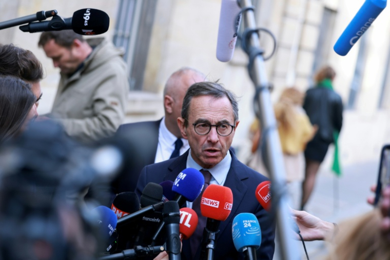 Le candidat LR à la présidentielle, Bruno Retailleau, s'adresse à la presse à l'issue d'une réunion avec le Premier ministre Sébastien Lecornu à Matignon, le 22 octobre 2026 à Paris ( AFP / Kenzo TRIBOUILLARD )