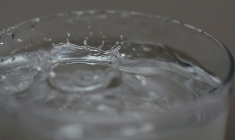 Une mission intergouvernementale sur le financement de la dépollution de l'eau potable, notamment des PFAS ou "polluants éternels", tarde à livrer ses conclusions ( GETTY IMAGES NORTH AMERICA / JUSTIN SULLIVAN )