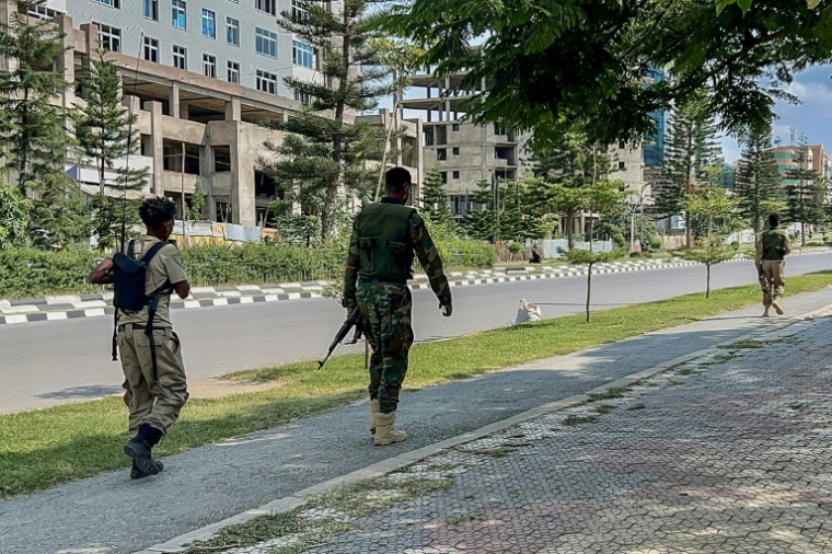 Des membres du Front de libération du peuple du Tigré (TPLF) le long d'une route à Mekele après la prise de contrôle d'aéroports de la région par les rebelles tigréens, le 23 septembre 2026 en Ethiopie ( AFP / - )