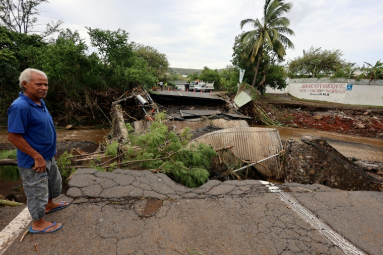 Une route effondrée après le passage du cyclone Garance à Saint-Gilles-les Bains, sur l'île de La Réunion, le 1er mars 2025 ( AFP / Richard BOUHET )