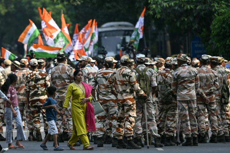 Les forces de sécurité indiennes lors d’une manifestation d’étudiants militants réclamant la démission du chef de la Commission électorale du pays, Gyanesh Kumar, à New Delhi, le 14 octobre 2026 ( AFP / Arun SANKAR )