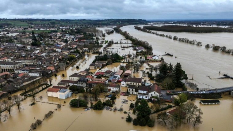 Vue aérienne des inondations à Cadillac-sur-Garonne après une crue de la Garonne, le 16 février 2026 en Gironde ( AFP / Thomas BERNARDI )