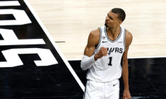 Victor Wembanyama, l'ailier fort français des San Antonio Spurs, après avoir marqué un panier dans le quatrième quart-temps contre les New York Knicks lors du deuxième match de la finale de la NBA 2026, à San Antonio, le 5 juin 2026 ( GETTY IMAGES NORTH AMERICA / Ronald Cortes )