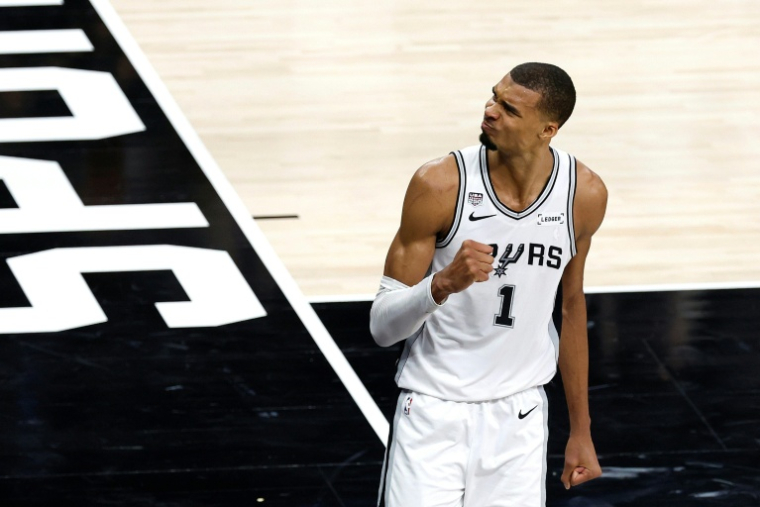 Victor Wembanyama, l'ailier fort français des San Antonio Spurs, après avoir marqué un panier dans le quatrième quart-temps contre les New York Knicks lors du deuxième match de la finale de la NBA 2026, à San Antonio, le 5 juin 2026 ( GETTY IMAGES NORTH AMERICA / Ronald Cortes )