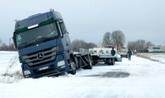 Un poids lourd qui a fait une sortie de route remorqué à Quarouble, dans el Nord, le 7 janvier 2026 ( AFP / Francois LO PRESTI )