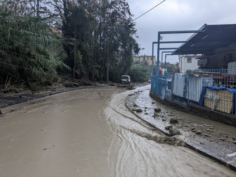 Une vue montre une rue suite à un glissement de terrain sur l'île de vacances italienne d'Ischia