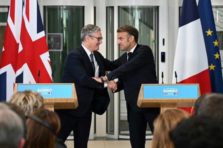 Le Premier ministre britannique Keir Starmer (g) et le président français Emmanuel Macron se serrent la main à l'issue d'une conférence de presse conjointe à Northwood, dans le nord-ouest de Londres, le 10 juillet 2025 ( POOL / Leon Neal )