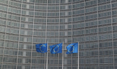Des drapeaux de l'UE flottent devant le siège de la Commission européenne