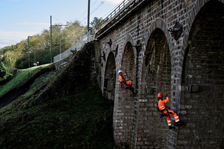 Des ouvriers réparent un viaduc à Saint-Chamond, le 23 octobre 2024. ( AFP / JEAN-PHILIPPE KSIAZEK )