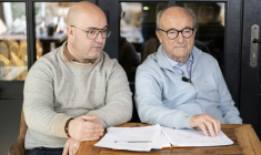 Yann Bompard (g), maire démis de ses fonctions à Orange, aux côtés de son père, Jacques Bompard, président de la Ligue du Sud et candidat aux prochaines municipales à Orange, le 4 février 2026 ( AFP / MIGUEL MEDINA )