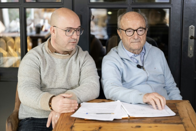 Yann Bompard (g), maire démis de ses fonctions à Orange, aux côtés de son père, Jacques Bompard, président de la Ligue du Sud et candidat aux prochaines municipales à Orange, le 4 février 2026 ( AFP / MIGUEL MEDINA )