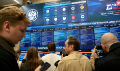 Des journalistes observent un écran fournissant les résultats préliminaires des législatives en Russie, le 20 septembre 2026 au siège de la Commission électorale centrale à Moscou ( AFP / Alexander NEMENOV )