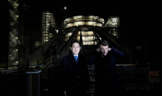 Le président français Emmanuel Macron et le Premier ministre japonais Fumio Kishida visitent le chantier de reconstruction de la cathédrale Notre-Dame à Paris