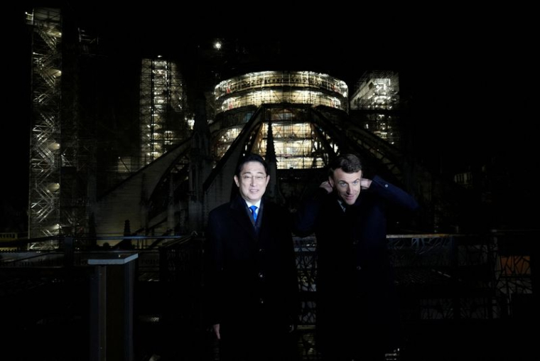 Le président français Emmanuel Macron et le Premier ministre japonais Fumio Kishida visitent le chantier de reconstruction de la cathédrale Notre-Dame à Paris