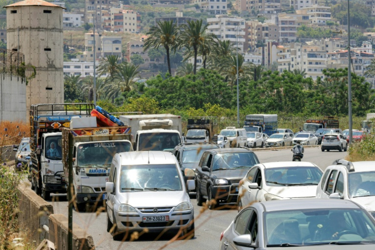 Un embouteillage à la sortie de Tyr après un ordre d'évacuation lancé par Israël, le 9 juin 2026 dans le sud du Liban ( AFP / MAHMOUD ZAYYAT )
