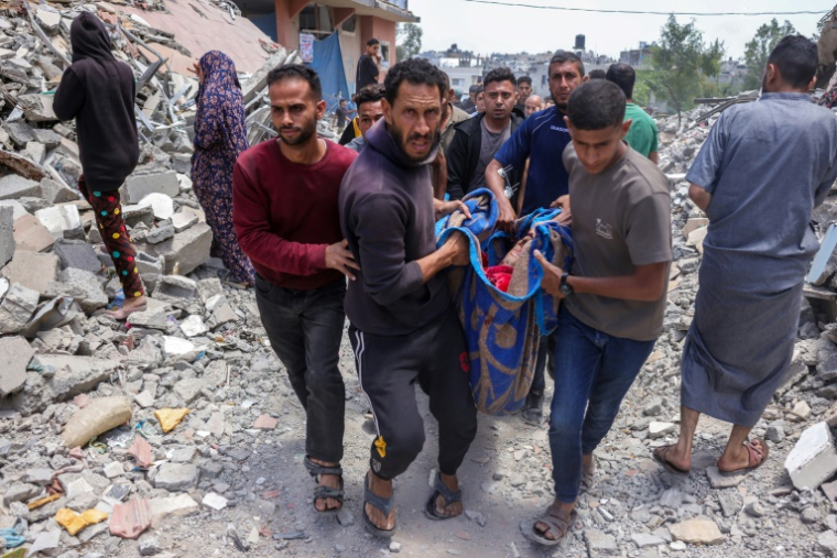 Des Palestiniens transportent la dépouille d'un homme tué dans une frappe israélienne à Jabalia, dans le nord de la bande de Gaza, le 27 2025 ( AFP / BASHAR TALEB )