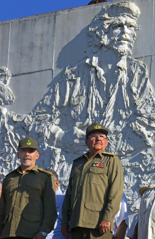 Raul Castro, alors ministre des Forces armées cubaines, et le commandant de la Révolution Ramiro Valdés (G) président, le 8 octobre 2000 à Santa Clara, à Cuba, l’hommage et l’inhumation de six guérilleros membres du groupe d’Ernesto "Che" Guevara ( AFP / ADALBERTO ROQUE )