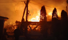 Photo fournie par le gouverneur de la région de Kherson nommé par la Russie, Vladimir Saldo, montrant le site d’une attaque de drone contre un hôtel à Khorly, le 1er janvier 2026. ( The Governor of Kherson region Vladimir Saldo / - )