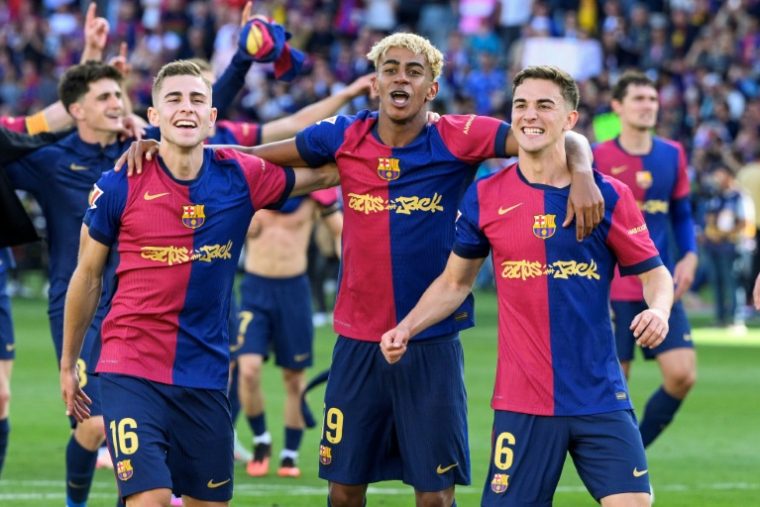 (de gauche à droite) Les joueurs du FC Barcelone Fermin Lopez, Lamine Yamal et Gavi célèbrent la victoire face au Real Madrid (4-3), lors de la 35e journée de Liga, à Barcelone, le 11 mai 2025 ( AFP / Josep LAGO )