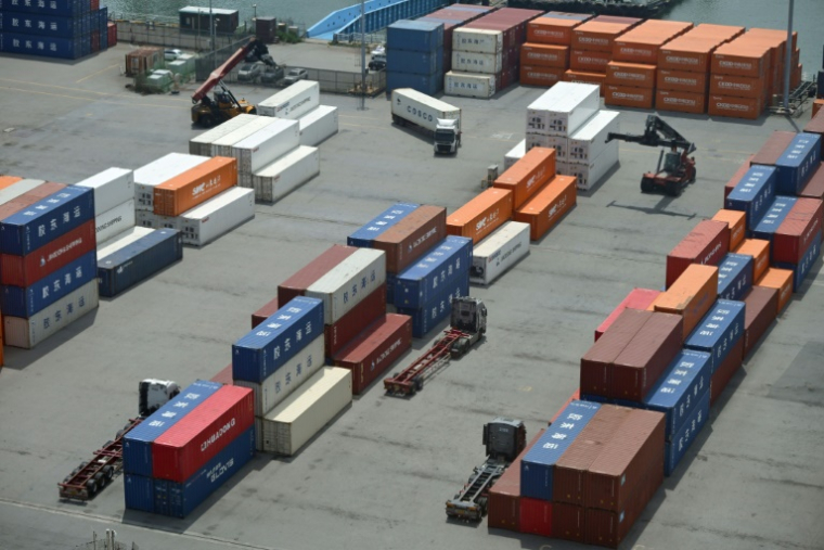 Un camion transporte un conteneur d'expédition dans le port de Pyeongtaek, en Corée du Sud, le 31 juillet 2025 ( AFP / Shin Yong-ju )